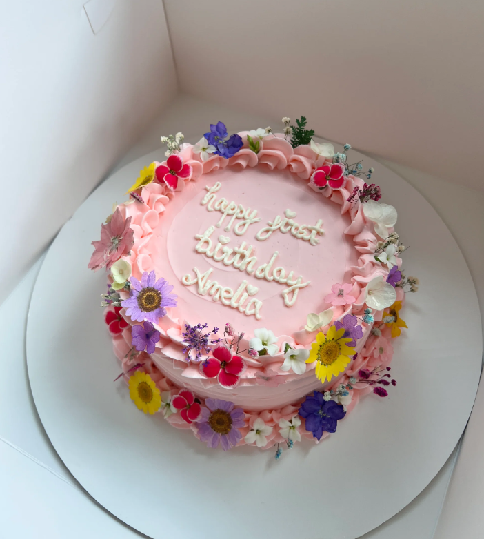 Aesthetic Floral Cake dengan Sentuhan Bunga yang Elegan